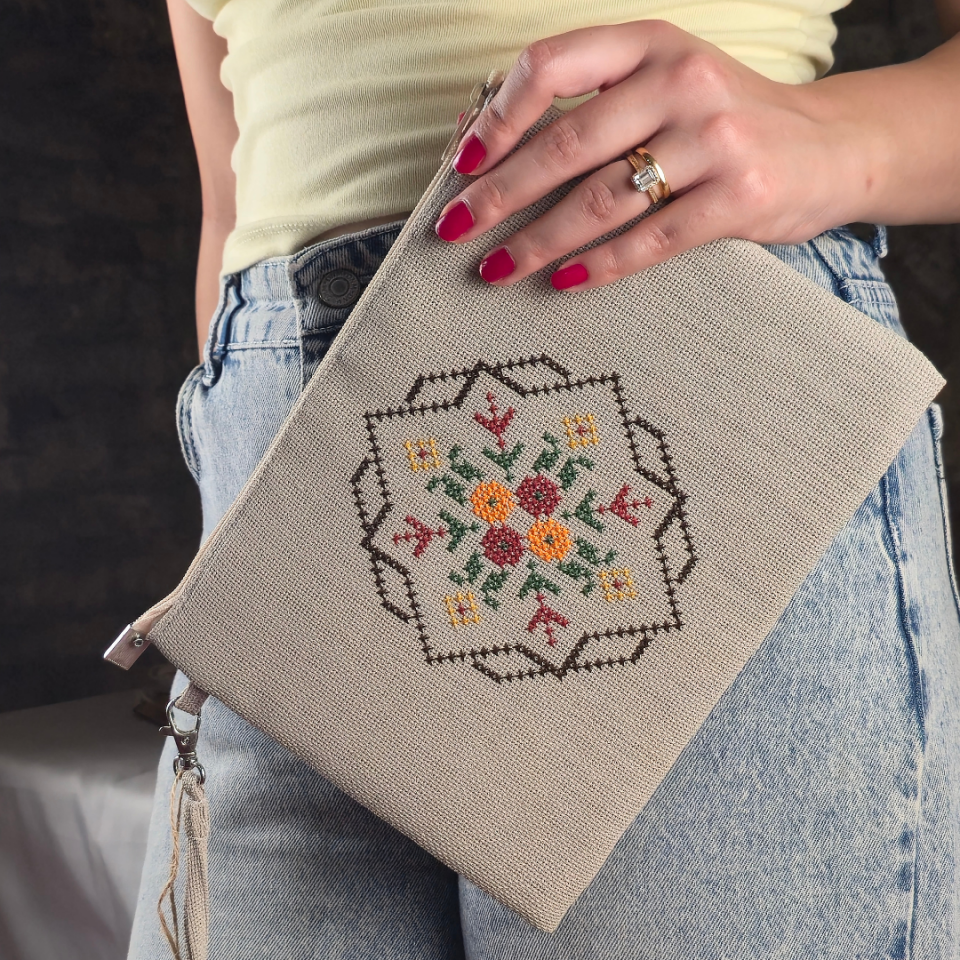 Bej Kanaviçe İşlemeli Clutch Çanta